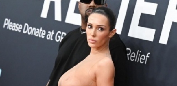 Kanye West nu à côté de Bianca Censori dans un montage inversé, qui illustre bien ce qui nous dérange