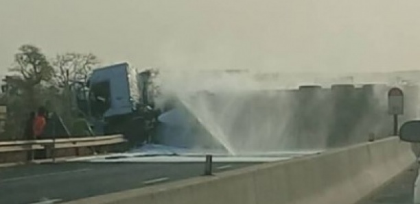 Accident sur l’autoroute à péage : un camion se renverse et prend feu près de Toglou