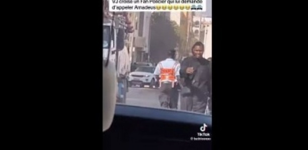 Un policier arrête Vj et l’ordonne d’appeler Amadeus pour