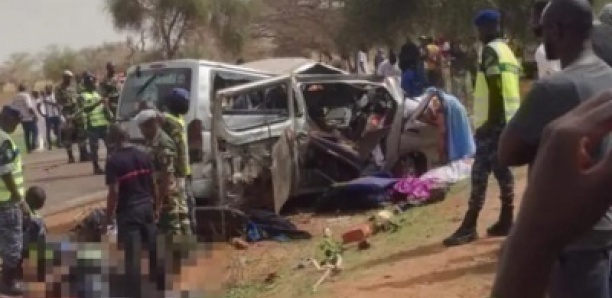 Onze morts et plusieurs blessés après une collision entre un minibus et un camion