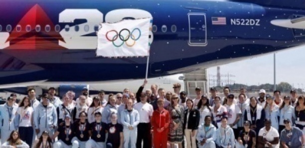 JO 2024: le drapeau olympique arrive à Los Angeles, prochaine ville hôte des Jeux