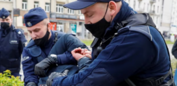 Pologne : un Sénégalais se fait expulser du pays pour avoir fait... caca dans une piscine publique