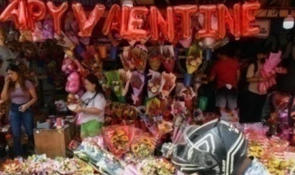 Philippines : Un Maire Récompense Ses Travailleurs Célibataires Pour La Saint-valentin