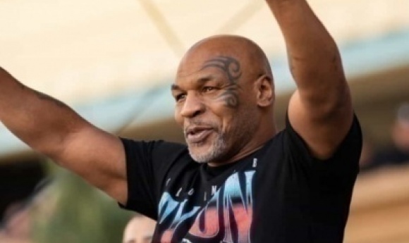 Mike Tyson à Dakar : Le Récit De Son Arrivée à L'aibd