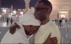 En Omra à La Mecque: Rencontre Youssou Ndour Et Sa Soeur Aby Ndour