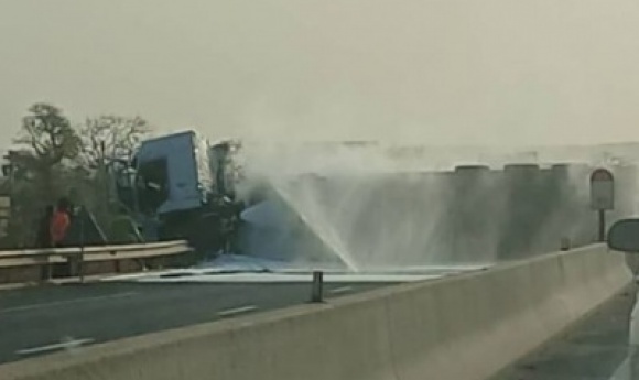 Accident Sur L’autoroute à Péage : Un Camion Se Renverse Et Prend Feu Près De Toglou