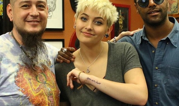 Paris Jackson Se Tatoue En Hommage à Son Père