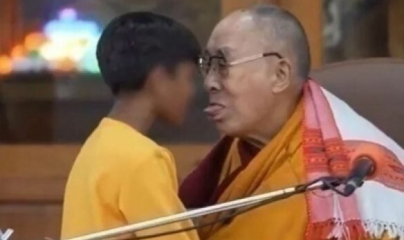 Inde : Le Dalaï Lama Demande à Un Enfant De Lui « Sucer La Langue »