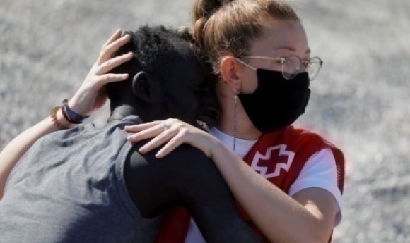 Ceuta : La Cedh Rejette La Plainte Du Migrant Sénégalais Pris En Photo Avec Une Humanitaire