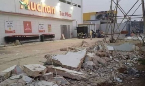 Occupation Anarchique De La Voie Publique : Le Mur De Clôture D’auchan Zac Mbao Démoli