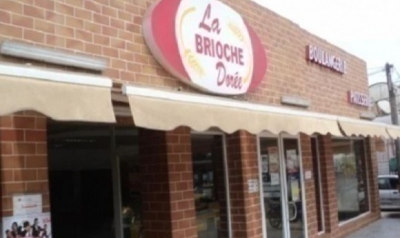 Une Dame Souffre D’une Diarrhée Intense Avec Du Sang Dans Les Selles, Après Avoir Un Poulet à La Brioche Dorée