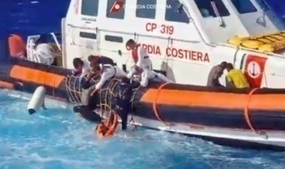 Lampedusa : Plus D'une Trentaine De Disparus Après Plusieurs Naufrages Dans Une Mer Déchaînée