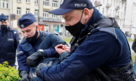 Pologne : Un Sénégalais Se Fait Expulser Du Pays Pour Avoir Fait... Caca Dans Une Piscine Publique