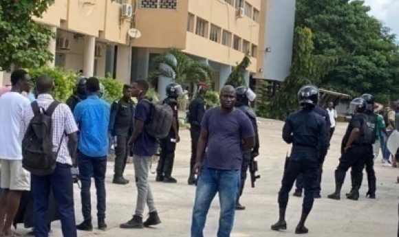 Université Cheikh Anta Diop De Dakar : La Police Disperse La Conférence De Presse Des étudiants à Coup De Lacrymogène