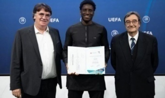 Football – Demba Ba A Obtenu Son Master En Gestion Du Sport Uefa