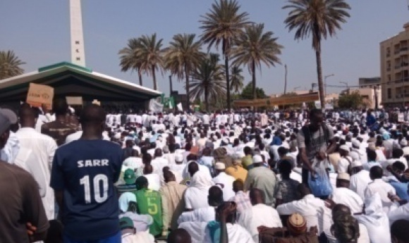 Place De La Nation : Le Sénégal Se Mobilise Contre L'islamophobie Et Porte Haut Le Prophète (psl).