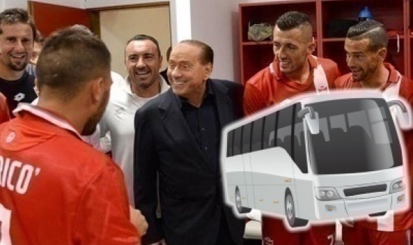 Berlusconi Promet Un « Bus Rempli De Prostituées” Pour Motiver Ses Joueurs