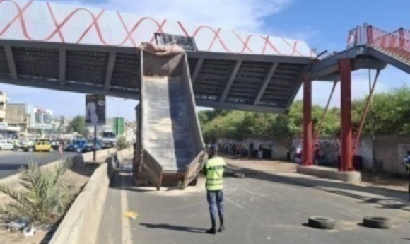 Yoff-tonghor : L'ageroute A Procédé à La Dépose De La Passerelle Percutée Par Un Camion